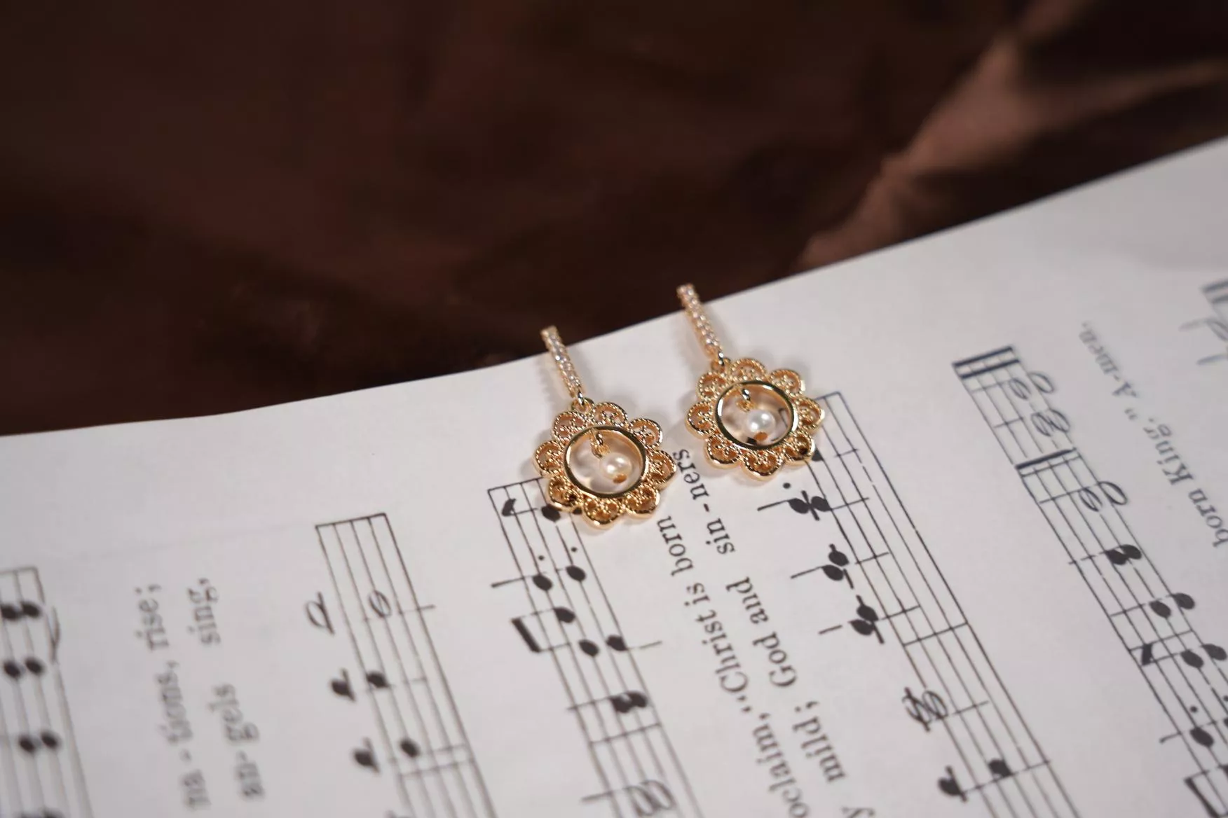 【花間獨白】鏤空雕花珍珠耳環