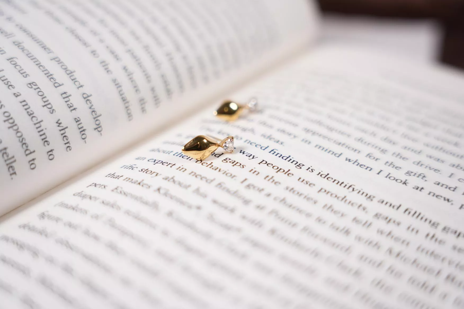 〔跡〕簡約鋯石鋼耳環