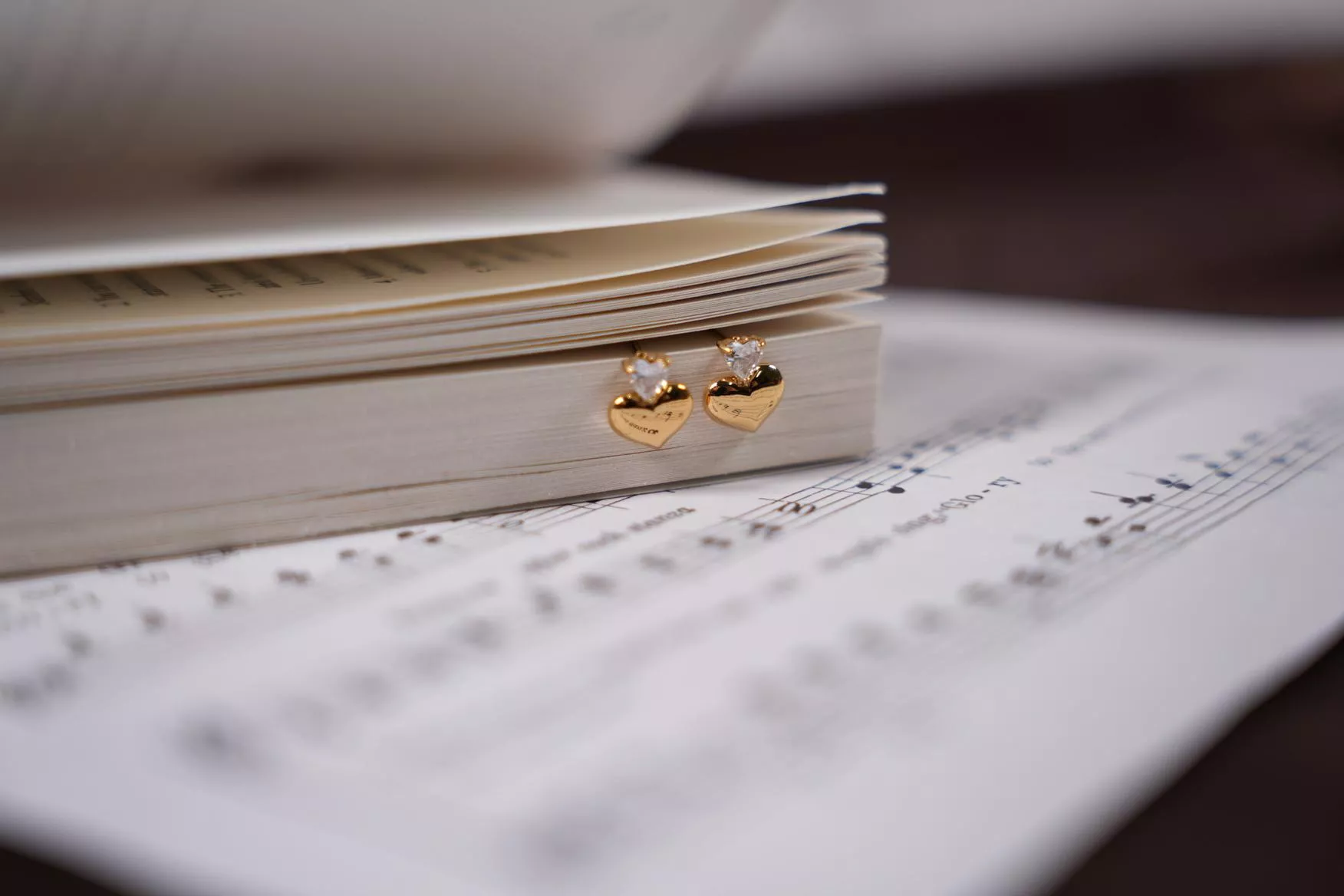 〔悸〕桃心鋯石鋼耳環