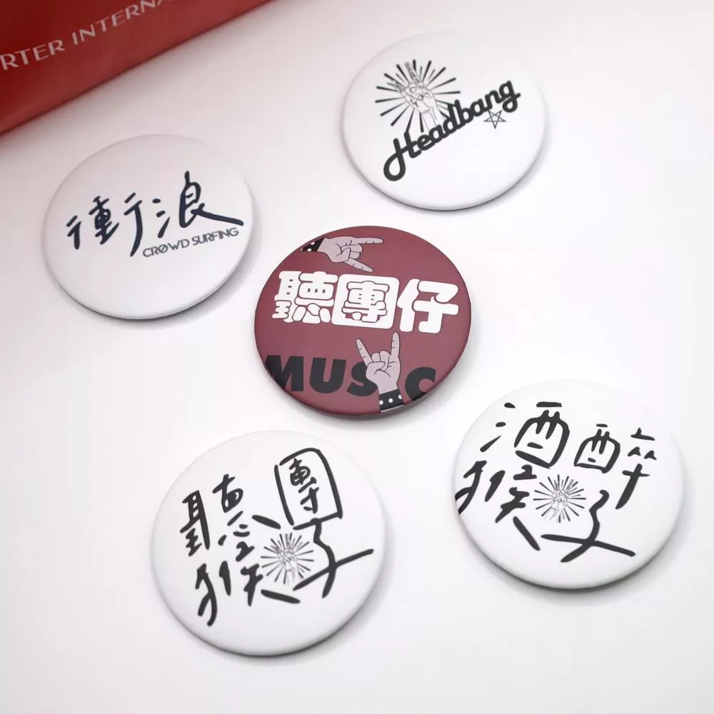 聽團系列必備 FUKUKO 插畫家獨家聯名款 演唱會  58mm 大胸章 大徽章