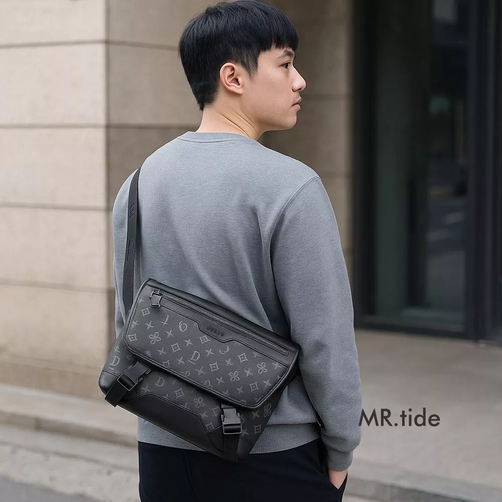 耐髒耐磨 Sac homme texturé Derby 專櫃質感郵差包 男包 側背包 斜背包 5153