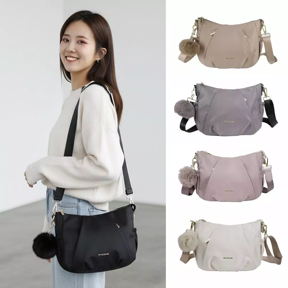 mizzue 厚磅尼龍質感半月斜背包 女生側背包 附毛球 XW3156