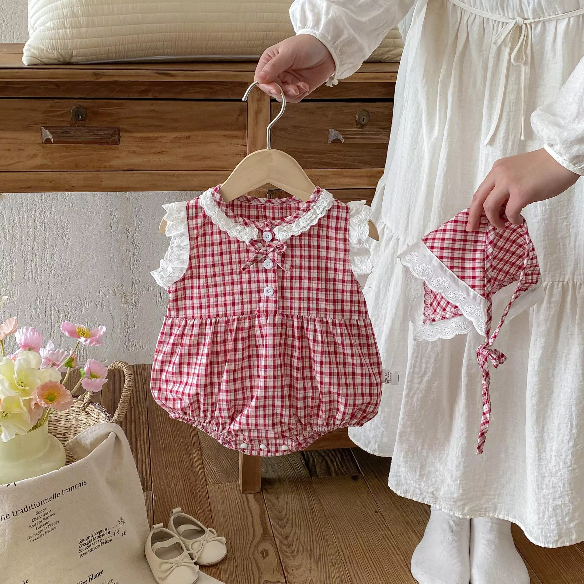 韓版红色格子薄款蕾絲棉包屁衣