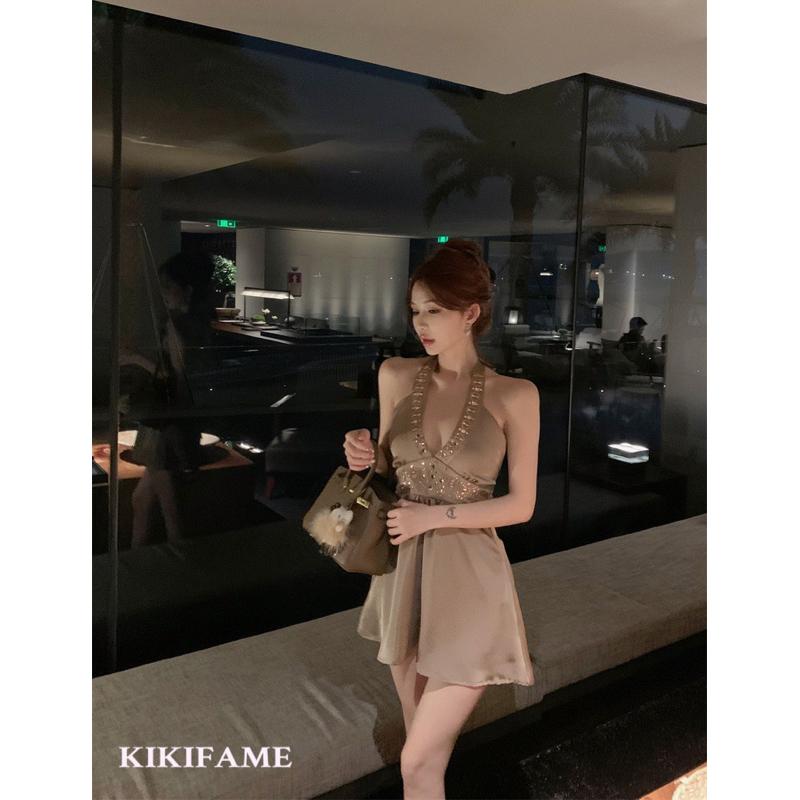 KIKIFAME🍷輕奢性感鑲鑽V領露背洋裝 緞面洋裝 連身裙 A字洋裝 露背洋裝 無袖洋裝 收腰洋裝 掛脖洋裝 水鑽洋裝