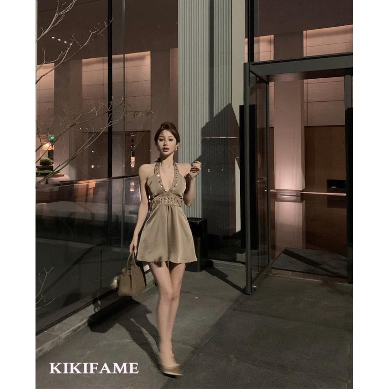 KIKIFAME🍷輕奢性感鑲鑽V領露背洋裝 緞面洋裝 連身裙 A字洋裝 露背洋裝 無袖洋裝 收腰洋裝 掛脖洋裝 水鑽洋裝