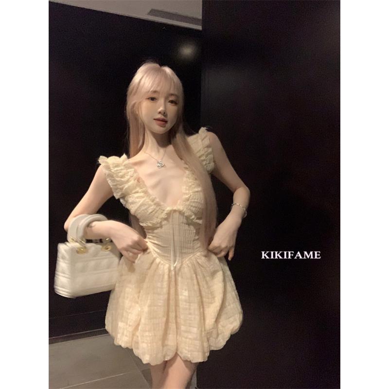 KIKIFAME💛奶油杏甜美V領荷葉花苞洋裝 蓬蓬裙 蓬蓬洋裝 A字洋裝 收腰洋裝 無袖洋裝 連身裙 短裙 露背洋裝