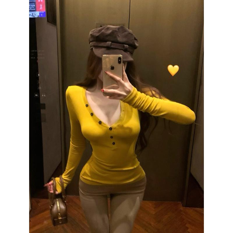 KIKIFAME💛Yellow!小性感姜黃色V領排扣上衣 黃色上衣 長袖t恤 性感上衣 V領上衣 合身上衣 彈性上衣