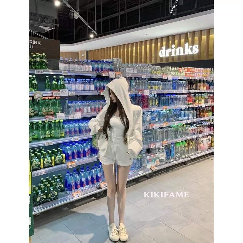 KIKIFAME🤍質感慵懶白色連帽外套 吊帶背心 短褲 休閒套裝 三件套 休閒外套 白色外套 休閒褲 白色套裝 拉鏈外套
