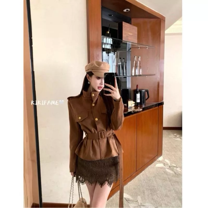【𝐊𝐈𝐊𝐈𝐅𝐀𝐌𝐄】🤎ℒ𝒶𝒹𝓎✨高級棕色麂皮絨金扣綁帶外套 蕾絲短裙 立領外套 麂皮外套 收腰外套 排扣外套 兩件套