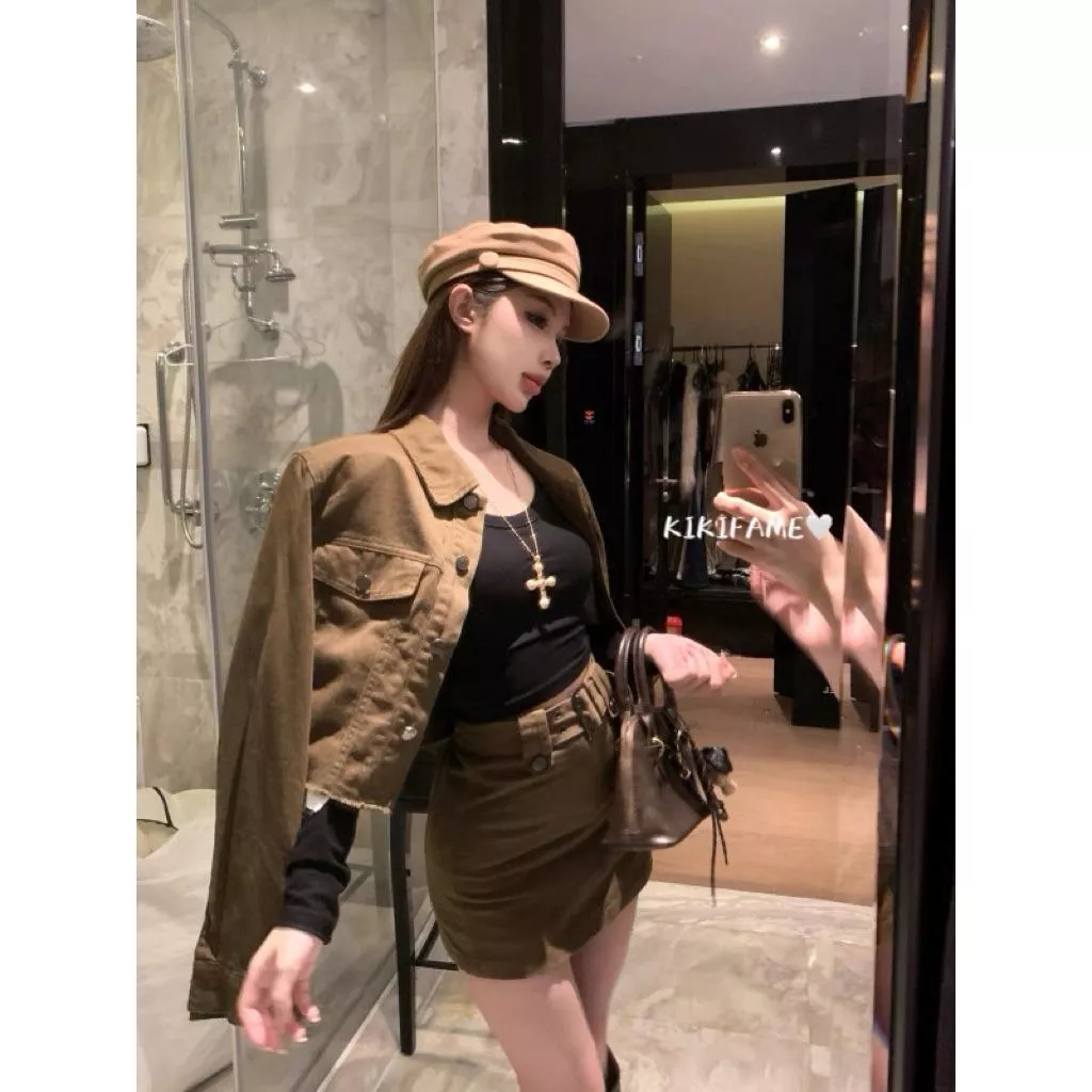 【𝐊𝐈𝐊𝐈𝐅𝐀𝐌𝐄】🧉美式酷颯！復古翻領牛仔外套 牛仔裙 露背長袖T恤 排扣外套 短版外套 包臀短裙 露背上衣 三件套