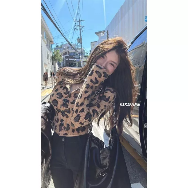 KIKIFAME🤎CHIC.甜辣豹紋V領排扣上衣 豹紋上衣 開衫 長袖上衣 合身上衣 V領上衣 性感上衣 短版上衣 t恤