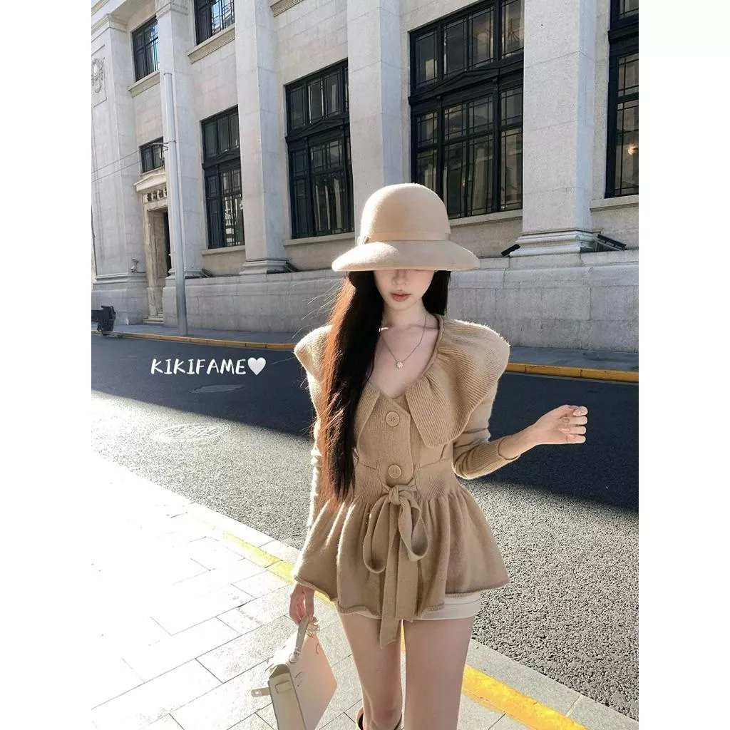 【𝐊𝐈𝐊𝐈𝐅𝐀𝐌𝐄】🍸溫莎之夢ℛ𝑜𝓂𝒶𝓃𝒸𝑒.浪漫V領荷葉邊繫帶針織上衣 長袖針織 毛衣 翻領上衣 排扣上衣 收腰上衣