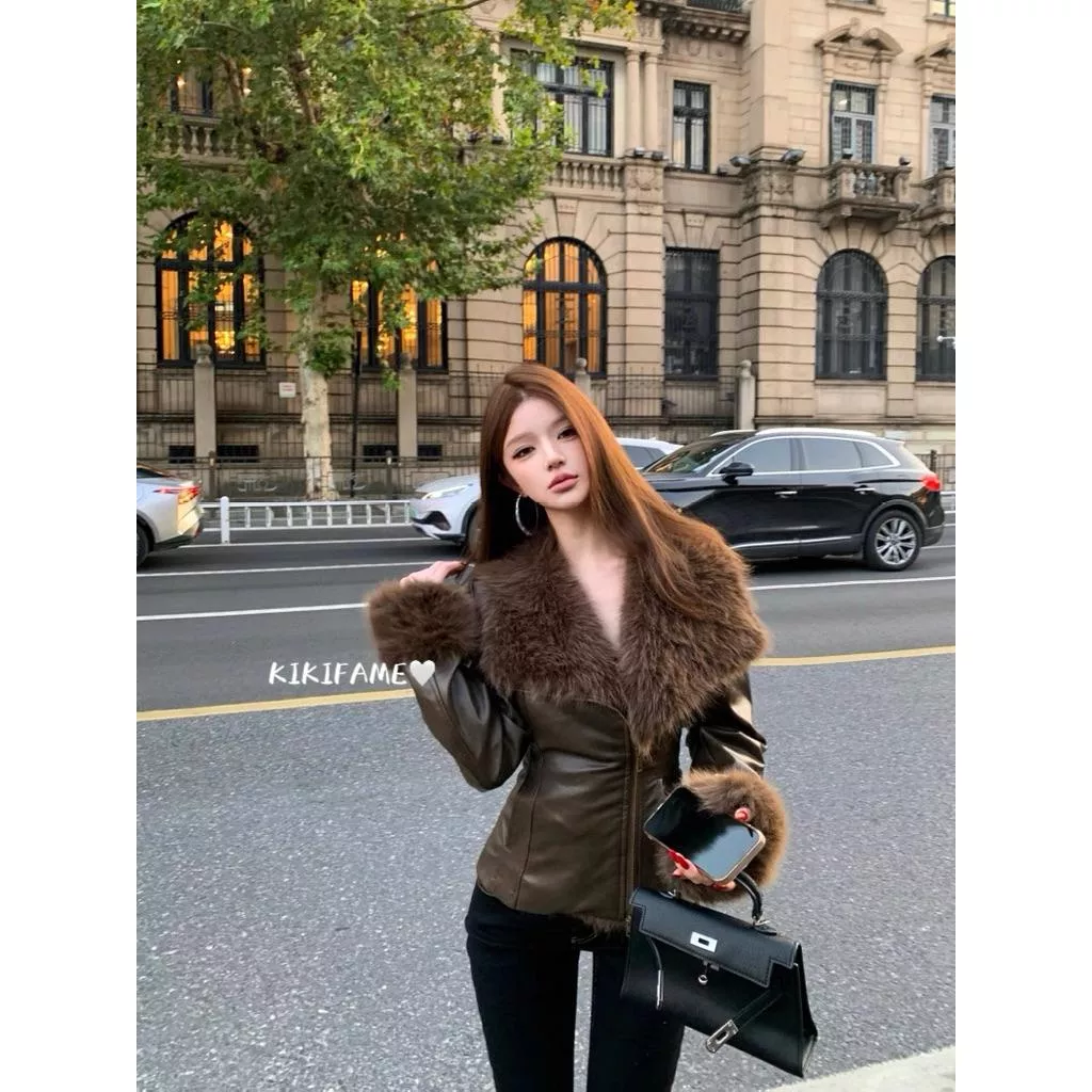 【𝐊𝐈𝐊𝐈𝐅𝐀𝐌𝐄】🕶ℋ𝑜𝓉！美式酷辣！毛毛大翻領拼接收腰皮外套 毛領外套 皮衣 拉鏈外套 毛毛袖 翻領外套 棕色外套