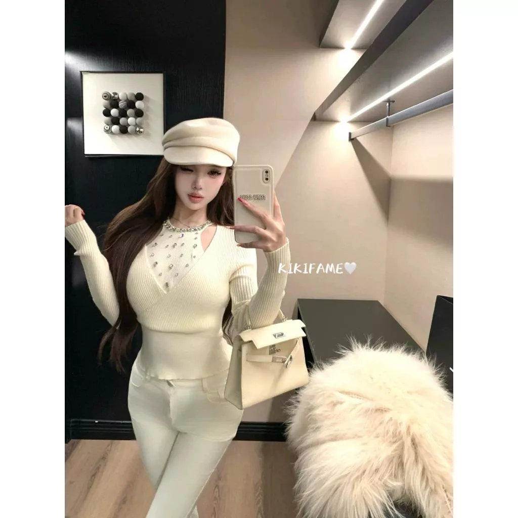 【𝐊𝐈𝐊𝐈𝐅𝐀𝐌𝐄】🥂𝒫𝓇𝑒𝓉𝓉𝓎～精緻小姐姐鑲鑽假兩件掛脖針織衫 水鑽上衣 針織上衣 長袖毛衣 掛脖上衣 合身上衣