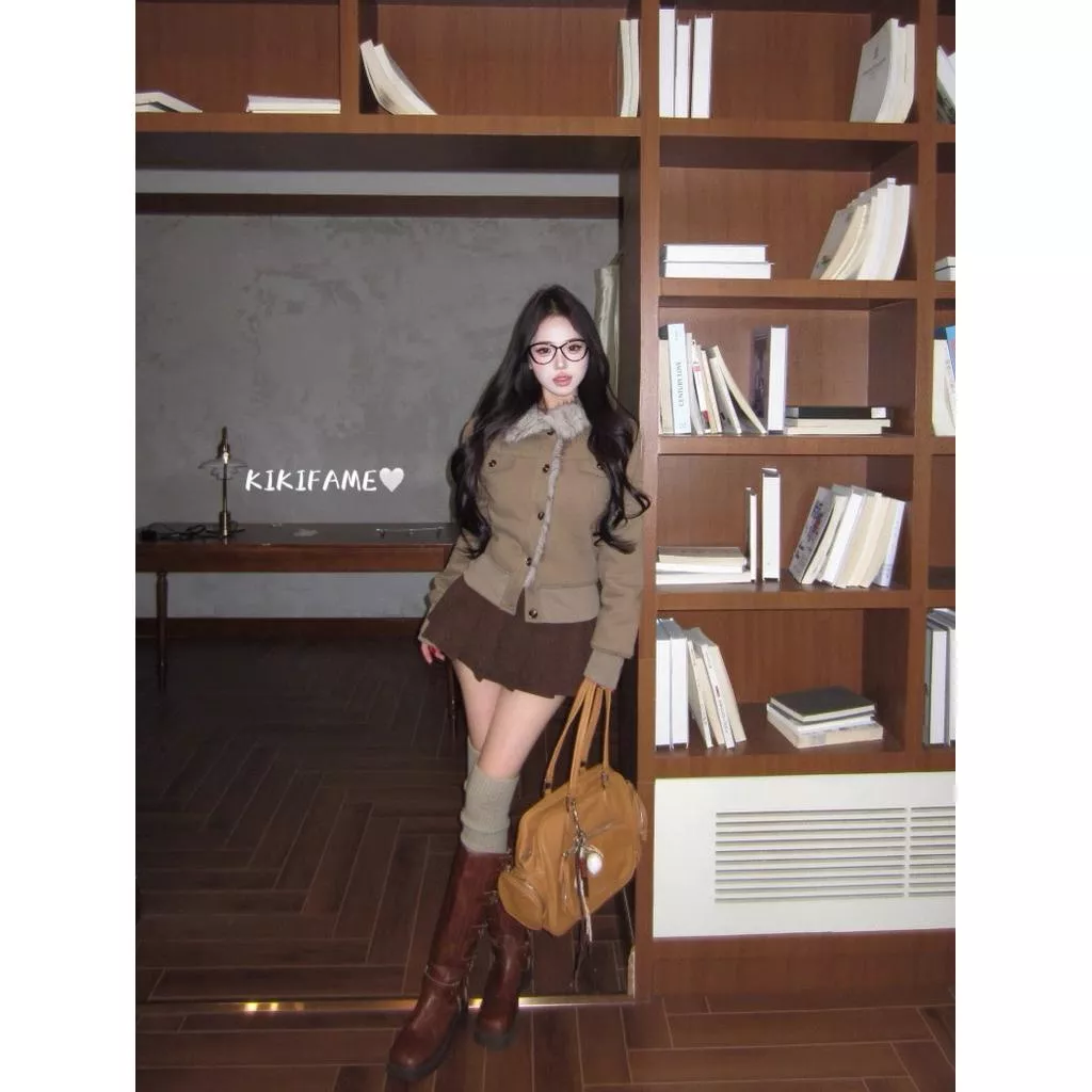 【𝐊𝐈𝐊𝐈𝐅𝐀𝐌𝐄】🍫摩卡可可𝒞𝒽𝑜𝒸𝑜～毛毛領排扣長袖外套 咖色百褶裙 翻領外套 毛領外套 衛衣外套 短裙 兩件套