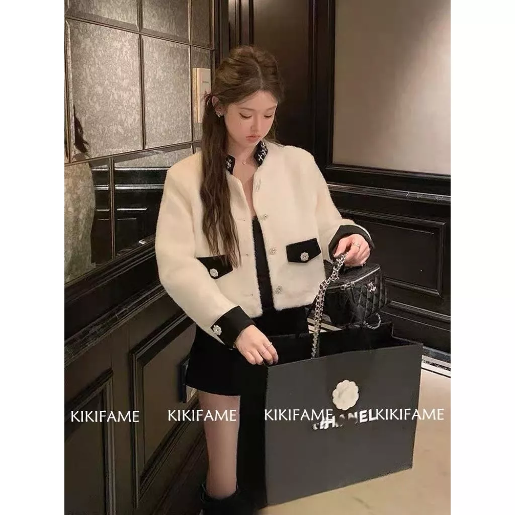 現貨🔗【𝐊𝐈𝐊𝐈𝐅𝐀𝐌𝐄】🪞ℒ𝓊𝓍𝓊𝓇𝓎.香閥世家✨小香風釘珠鑽扣毛毛外套 毛絨外套 短版外套 排扣外套 小香風外套