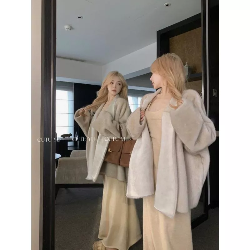 現貨🔗 【𝐊𝐈𝐊𝐈𝐅𝐀𝐌𝐄】💛奶油黃氛圍感方領長洋裝 皮草外套 長裙 長袖洋裝 皮草大衣 開衫 毛絨外套 毛毛外套 套裝
