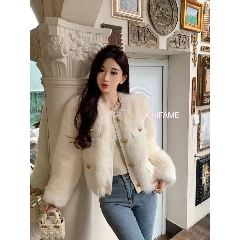 現貨🔗 【𝐊𝐈𝐊𝐈𝐅𝐀𝐌𝐄】💗Ailly富家小姐姐金扣毛毛皮草外套 小香風外套 毛毛外套 短版外套 排扣外套 皮草大衣