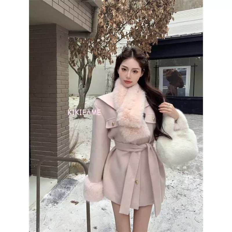 現貨🔗 【𝐊𝐈𝐊𝐈𝐅𝐀𝐌𝐄】🌸粉嫩嫩Babe粉毛領綁帶外套 大衣外套 毛呢外套 保暖外套 毛毛領 粉色外套 中長版外套