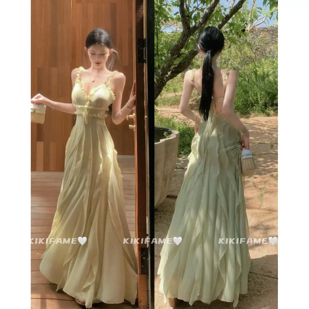 【𝐊𝐈𝐊𝐈𝐅𝐀𝐌𝐄】🌿𝒲𝑜𝓃𝒹𝑒𝓇𝓁𝒶𝓃𝒹.青霧霓裳🧚🏻‍♀️木耳邊繫帶美背鏤空長洋裝 露背洋裝 綠色洋裝 渡假洋裝