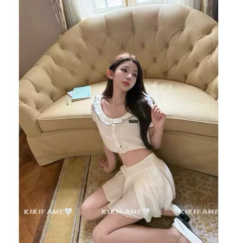 【𝐊𝐈𝐊𝐈𝐅𝐀𝐌𝐄】🎂𝗠*𝟭𝘂系少女♡♡～白色娃娃領字母標短袖襯衫+A字短裙套裝 兩件套 白色襯衫 收腰襯衫 白色短裙
