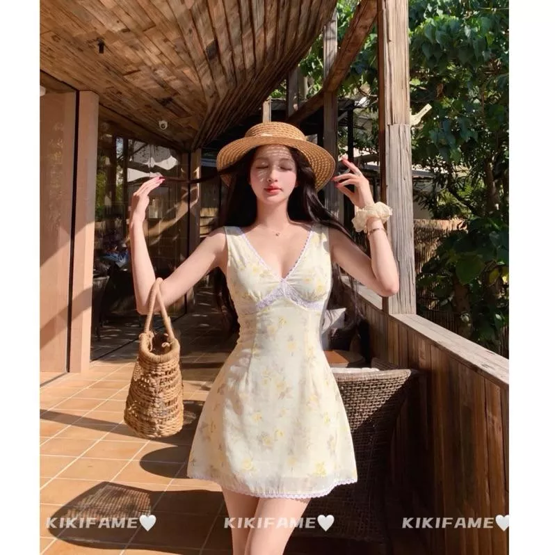 【𝐊𝐈𝐊𝐈𝐅𝐀𝐌𝐄】🌼𝙄𝙉 𝙇𝙊𝙑𝙀🫧🫧绻夢小黃花🤍甜美蕾絲拼接V領碎花洋裝 A字洋裝 收腰洋裝 吊帶裙 渡假洋裝