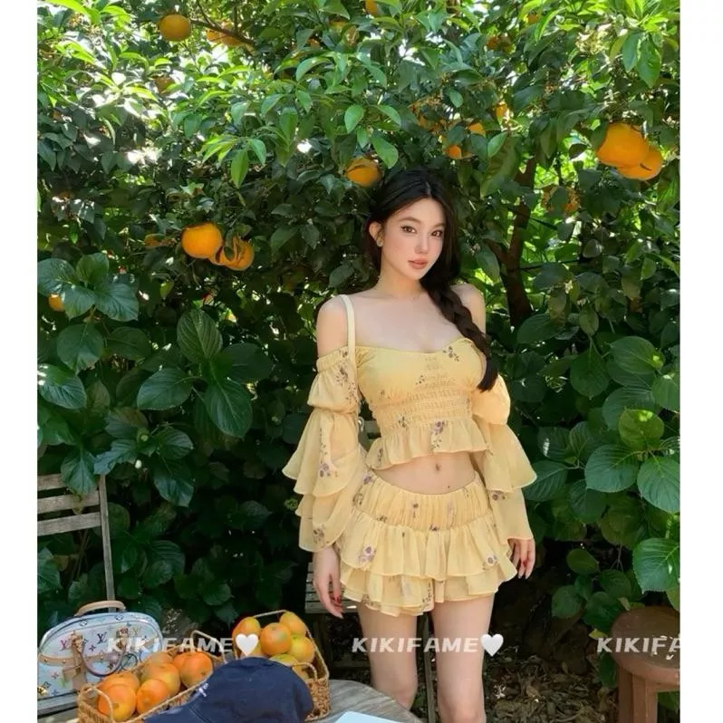 【𝐊𝐈𝐊𝐈𝐅𝐀𝐌𝐄】🌼𝒴𝑒𝓁𝓁𝑜𝓌.科切拉少女🍀～渡假風黃色荷葉邊碎花上衣 碎花蛋糕裙 兩件套 一字領 喇叭袖 碎花裙