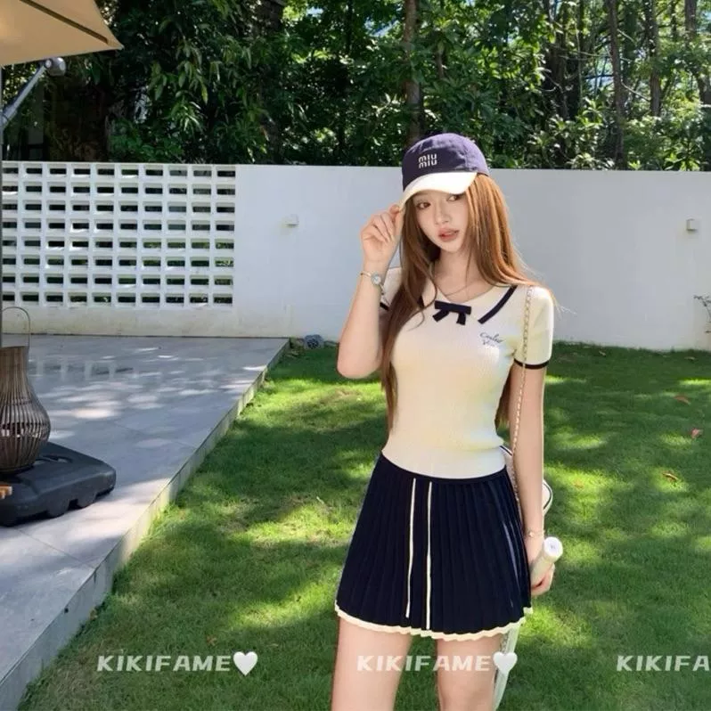 【𝐊𝐈𝐊𝐈𝐅𝐀𝐌𝐄】濟州島學妹🐰🎀🫐學院風翻領字母刺繡針織衫+百褶裙套裝 短袖針織 蝴蝶結上衣 兩件套 撞色上衣 A字裙