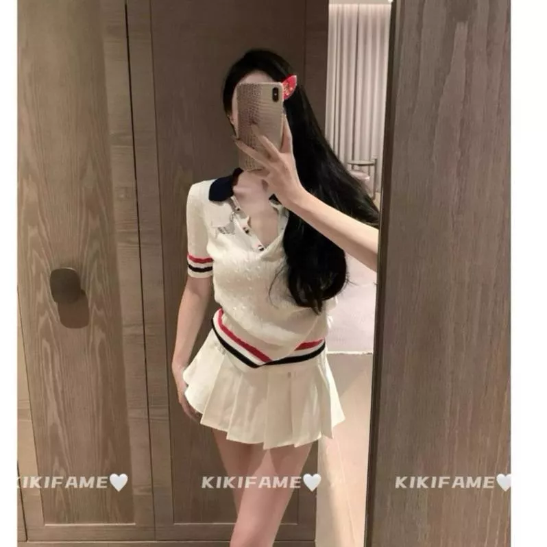 【𝐊𝐈𝐊𝐈𝐅𝐀𝐌𝐄】🐶𝐷𝑜𝑔𝑔𝑦.奶乖系🫧🫧🍎學院風燙鑽小狗撞色翻領針織衫 短袖針織 polo衫 撞色上衣 燙鑽上衣