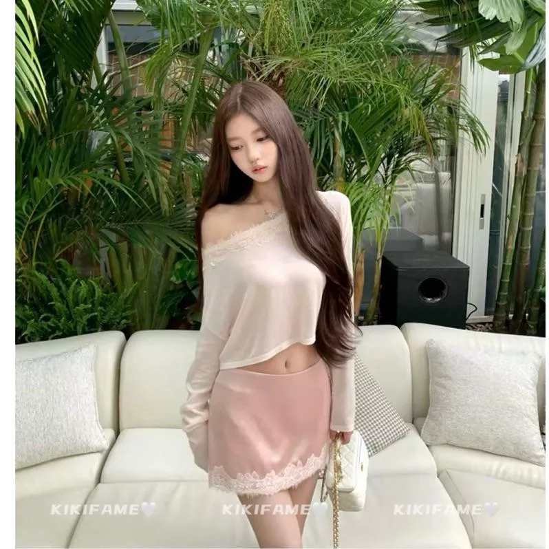【𝐊𝐈𝐊𝐈𝐅𝐀𝐌𝐄】🌷美肩𝑂𝑛𝑛𝑖🫧💗純欲睫毛蕾絲拼接斜肩上衣 蕾絲緞面裙 兩件套 露肩上衣 長袖上衣 粉色短裙 蕾絲裙