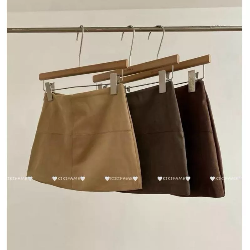 【𝐊𝐈𝐊𝐈𝐅𝐀𝐌𝐄】𝐴𝑢𝑡𝑢𝑚𝑛.🍂☕️🤎美拉德質感百搭麂皮短裙 A字短裙 素色短裙 通勤裙 百搭短裙 半身裙 高腰裙