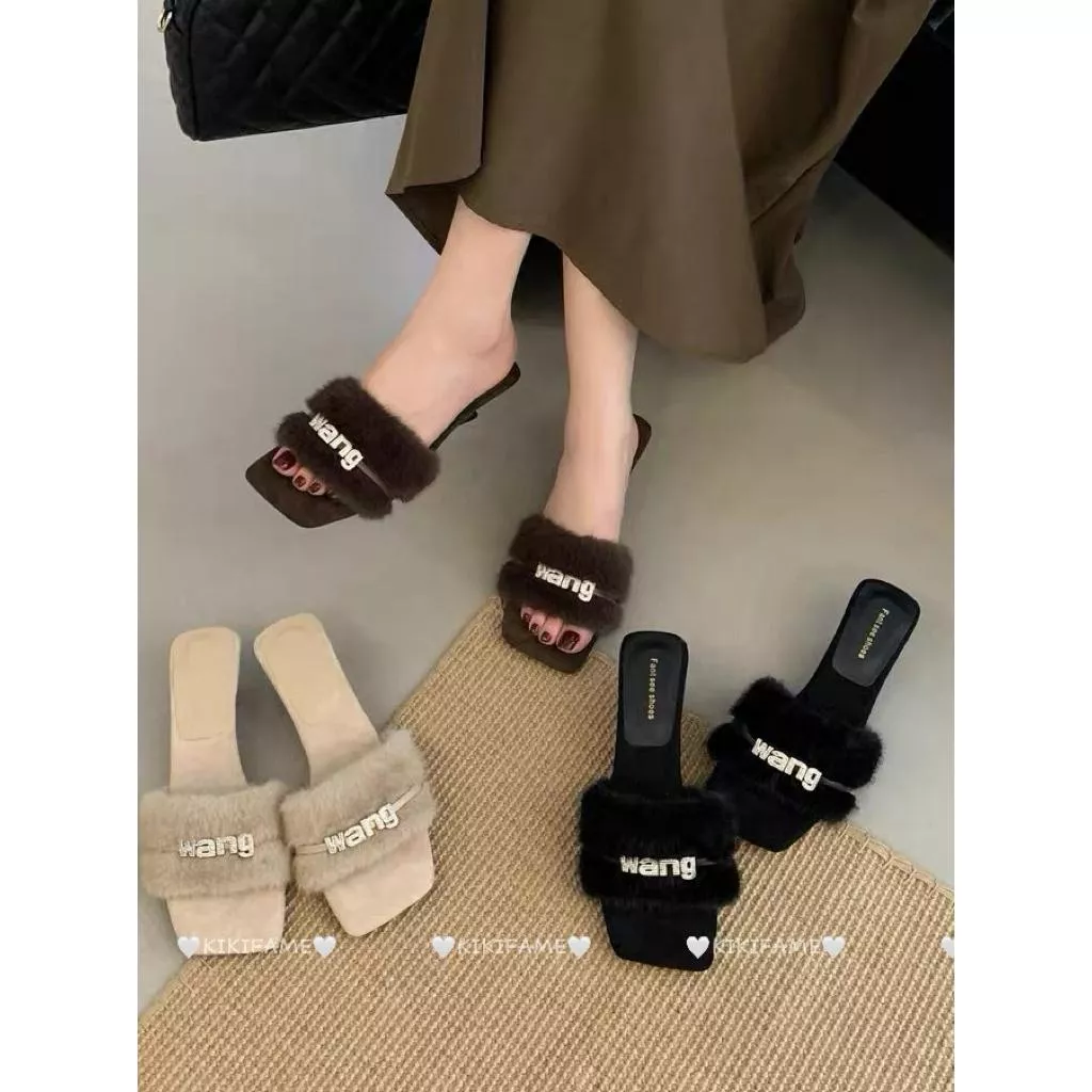【𝐊𝐈𝐊𝐈𝐅𝐀𝐌𝐄】𝓌𝒶*𝑔.高級感.ᐟ.ᐟ🌟🖤精緻水鑽字母方頭坡跟涼拖鞋 毛毛拖鞋 外出拖鞋 露趾鞋 水鑽涼鞋 一字拖
