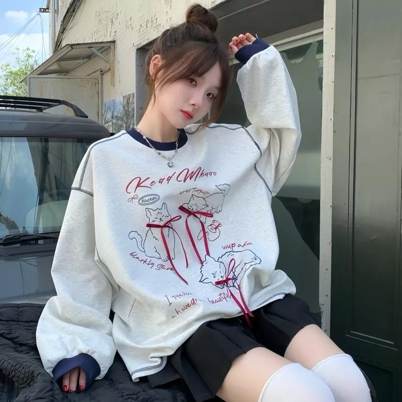 溫柔甜美 可愛貓咪塗鴉印花 紅色蝴蝶結點綴 反車線設計 撞色拼接領 圓領長袖大學T