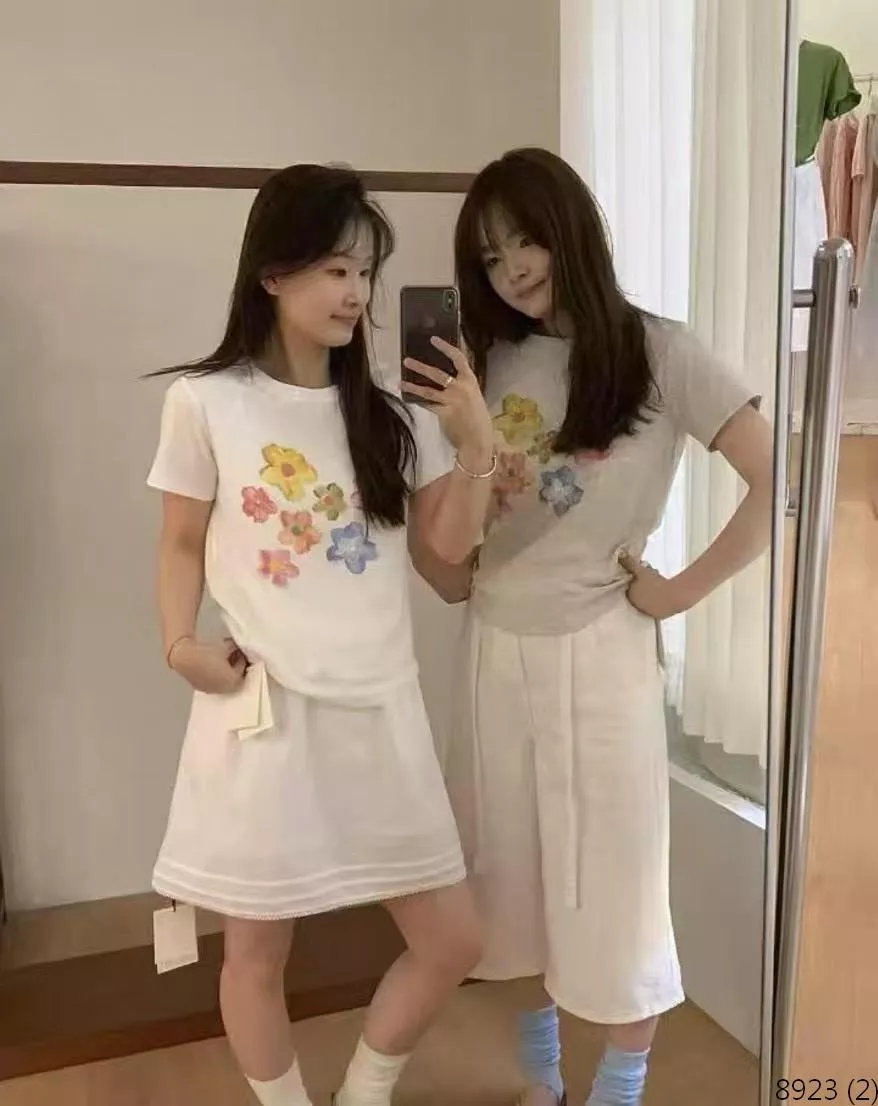 預購。彩繪花朵短版棉T