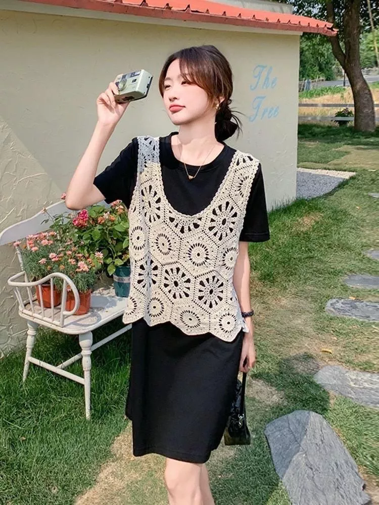 預購。《 pTTB242 》簡約黑T配上鉤針背心
