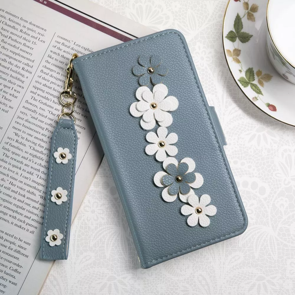 iPhone 11/12/13/14/15/16 全系列 花語 鉚釘立體花朵手機皮套 頂級柔軟皮革 附皮質璀璨吊飾 - 蔚藍