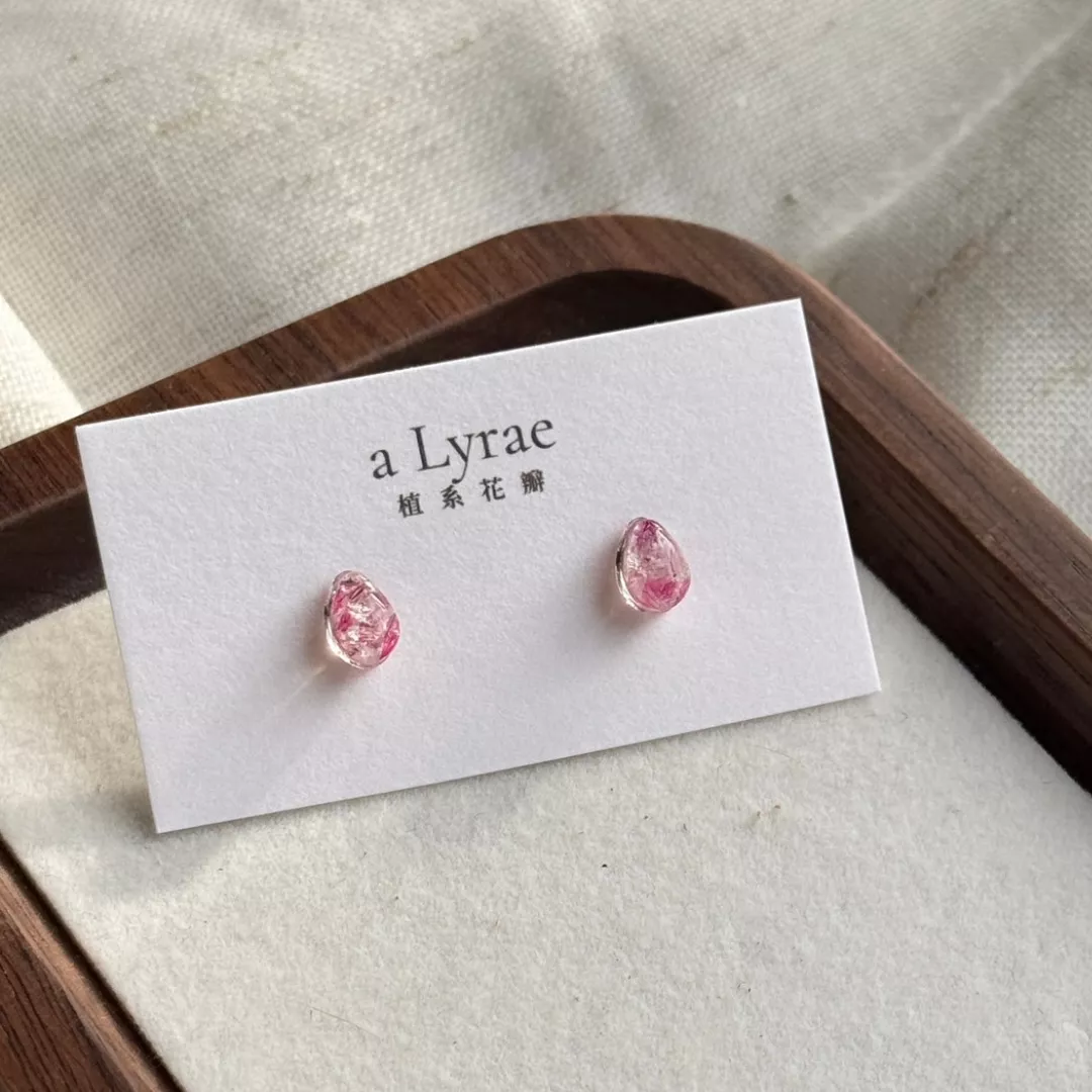 aLyrae手作飾品 | 米粒系列 耳針式 耳環 醫療鋼  氣泡小雪花 迷你米粒 森林綠