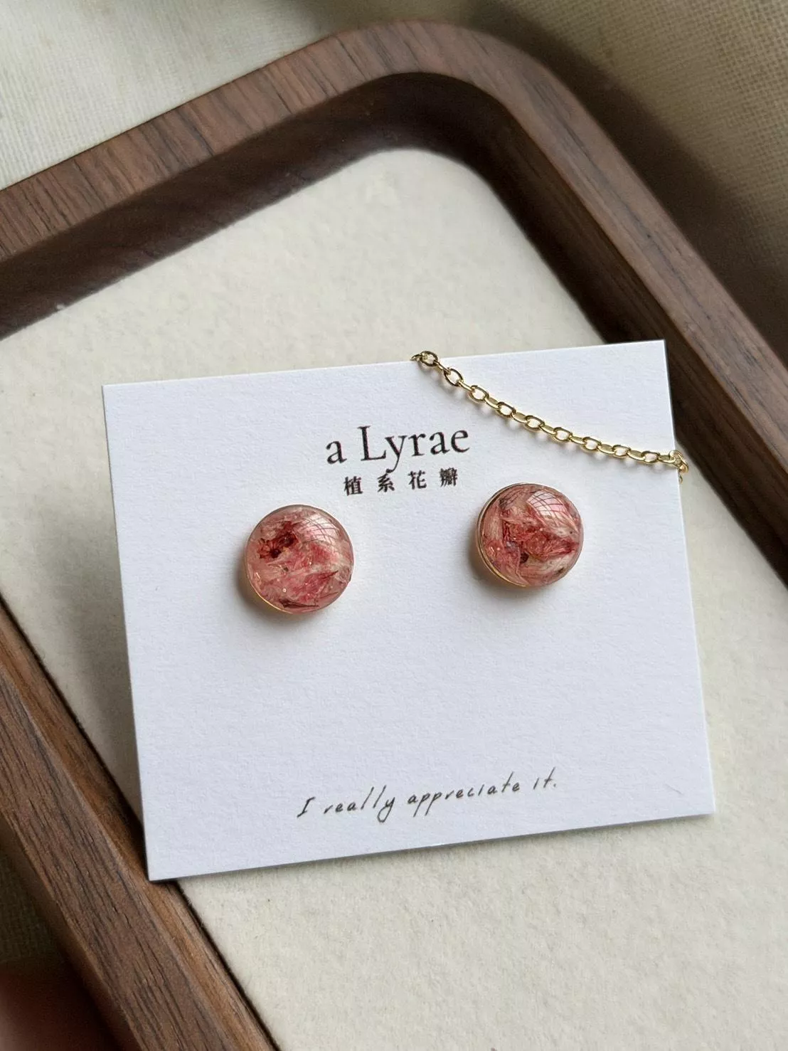 aLyrae手作飾品 | 金屬框系列 耳針式 耳環  鍍14金 璀璨紅花