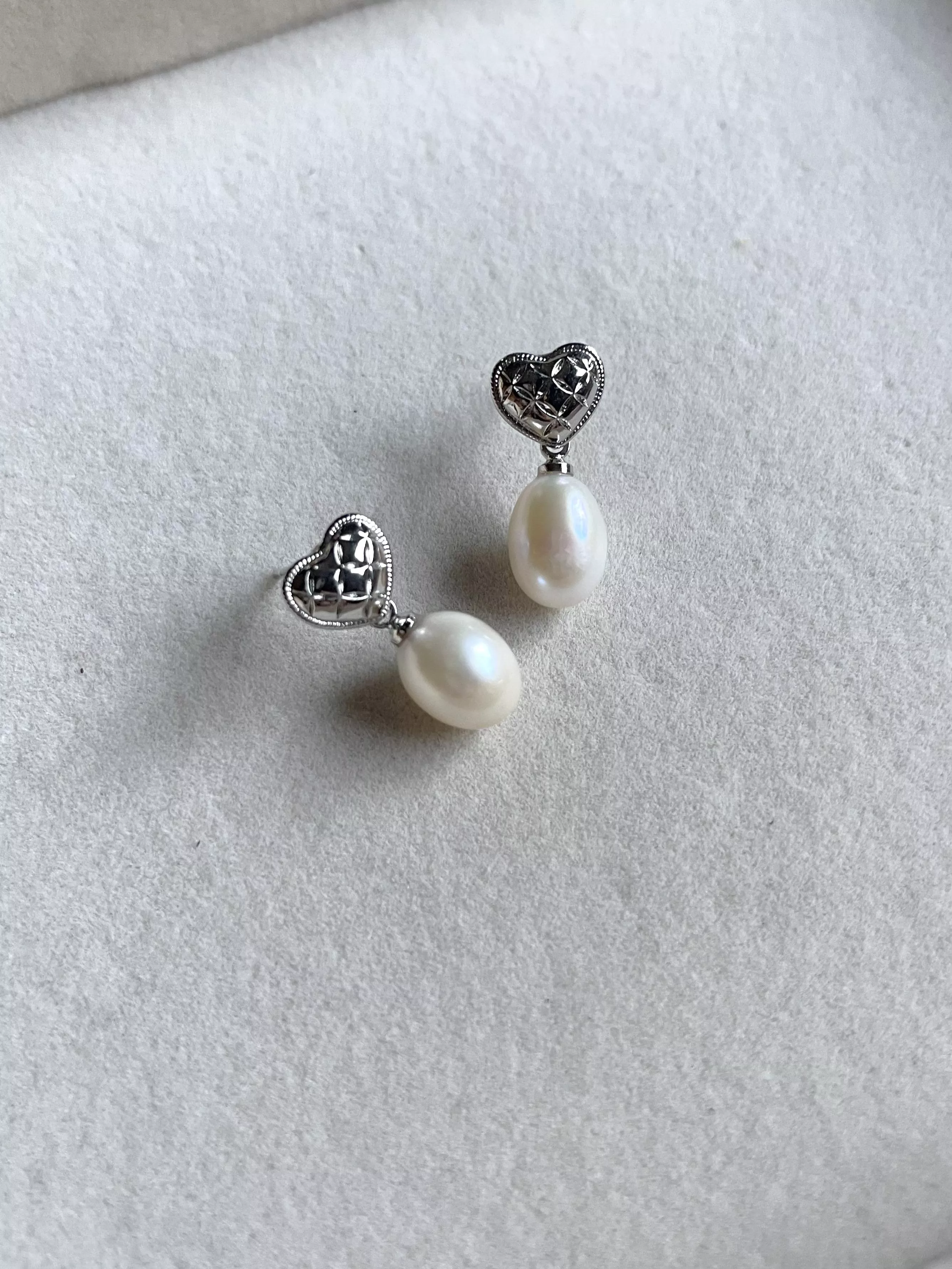 菱格紋愛心珍珠耳環