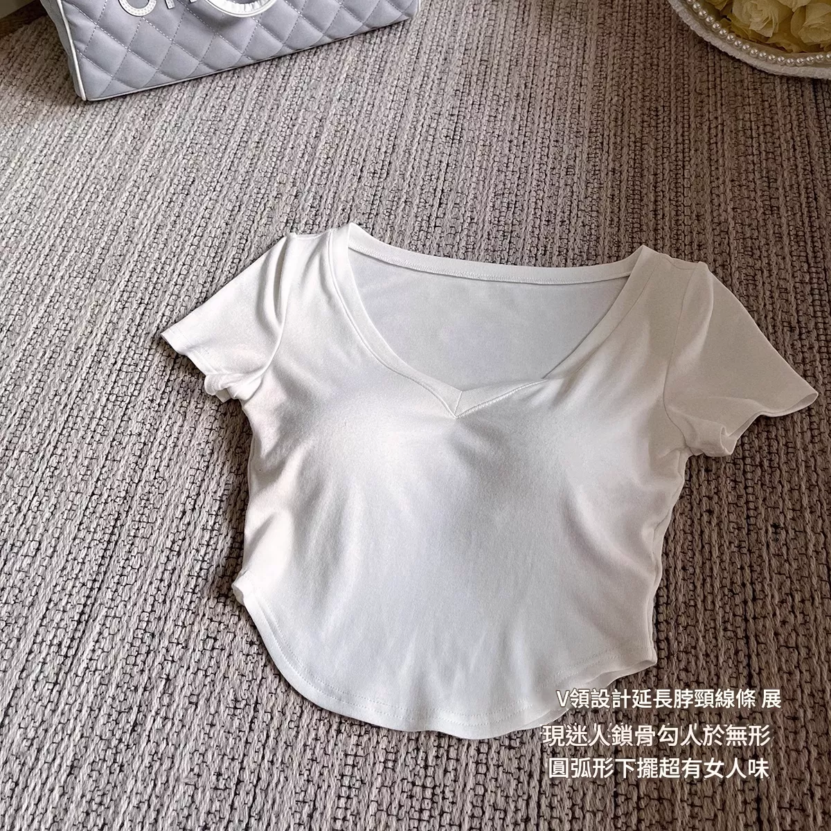 White V-Neck 2025 胸墊短款上衣