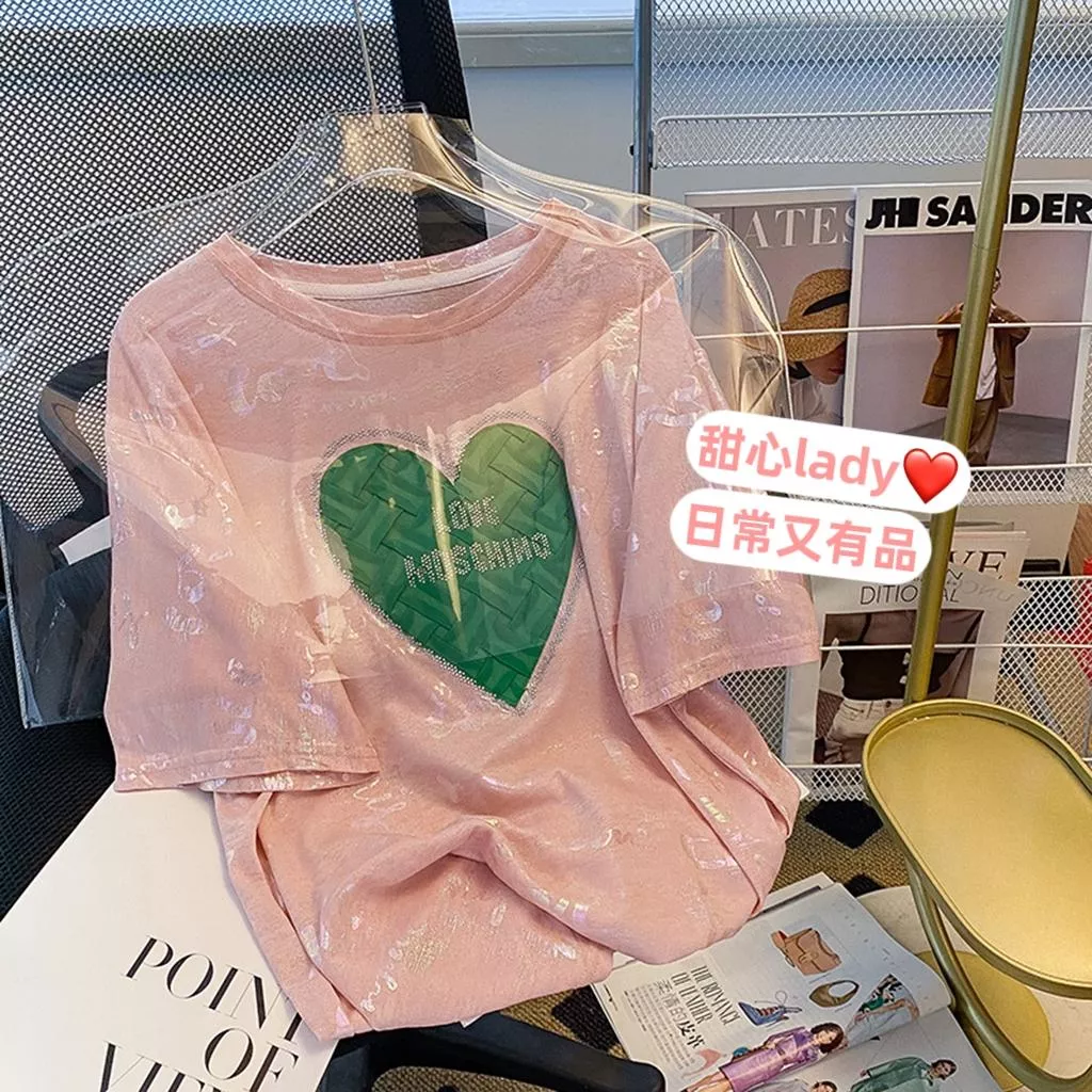 抖音質量透氣2025燙鑽圓領新款愛心上衣2色 M-XL 抖音質量透氣2025燙鑽圓領新款愛心上衣2色 M-XL