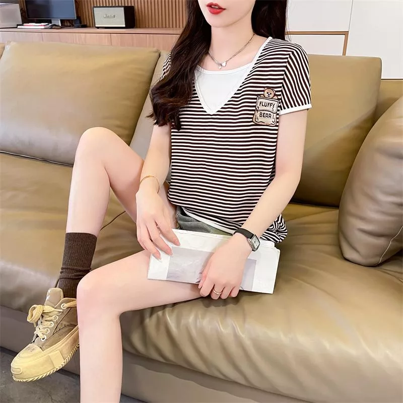條紋V領假兩件熊圖案短T 2色 M-2XL 條紋V領假兩件熊圖案短T 2色 M-2XL
