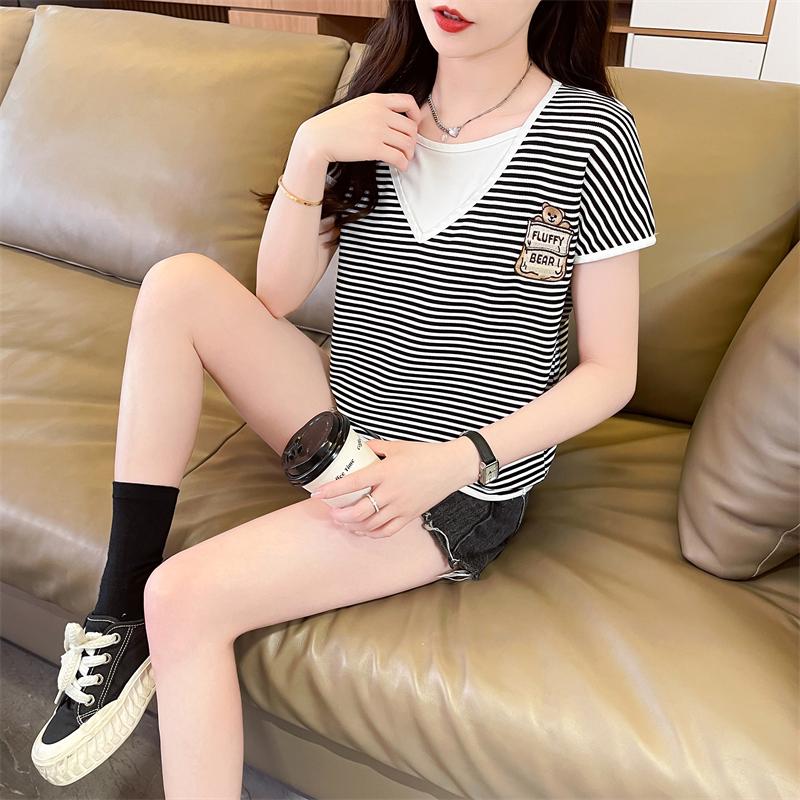 條紋V領假兩件熊圖案短T 2色 M-2XL