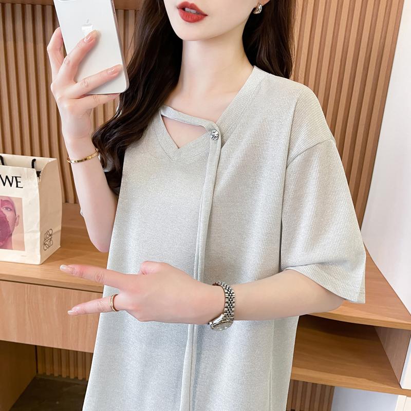 實拍原版品質大碼設計感簡約小眾V領短袖t 2色 M-4XL