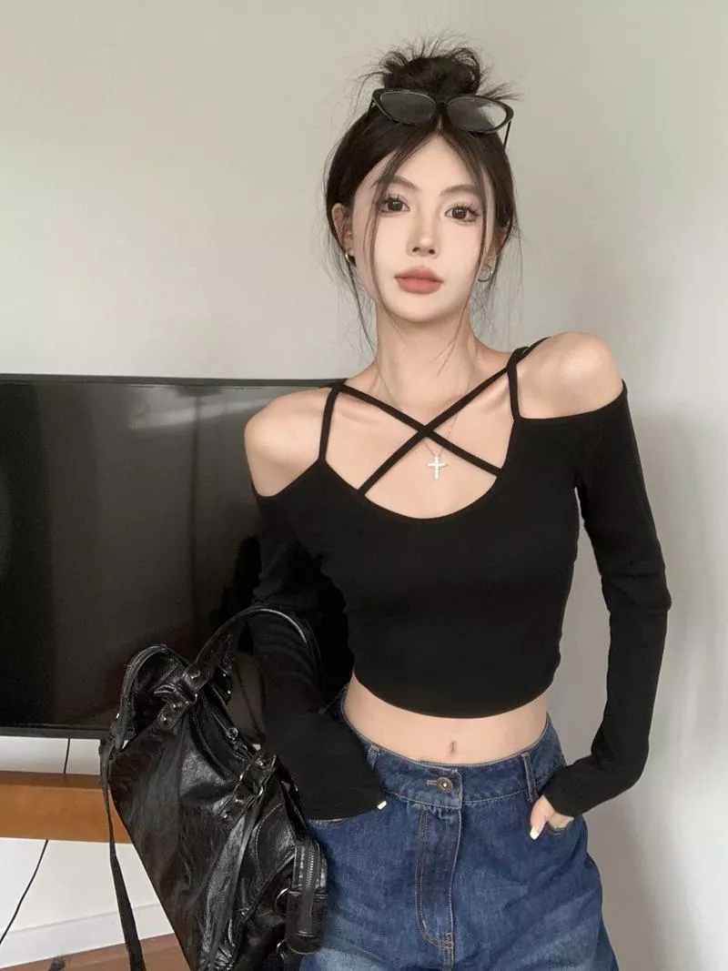 實拍性感辣妹風交叉綁帶鎖骨露肩顯瘦短款外穿衫2色 實拍性感辣妹風交叉綁帶鎖骨露肩顯瘦短款外穿衫2色