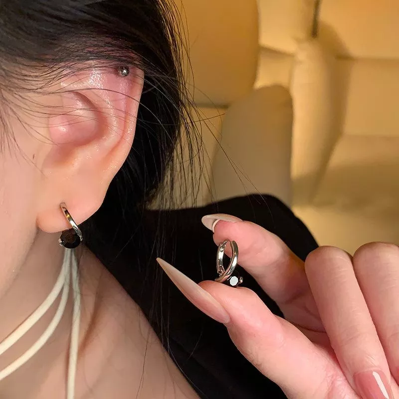 甜酷辣妹風黑色鋯石耳環