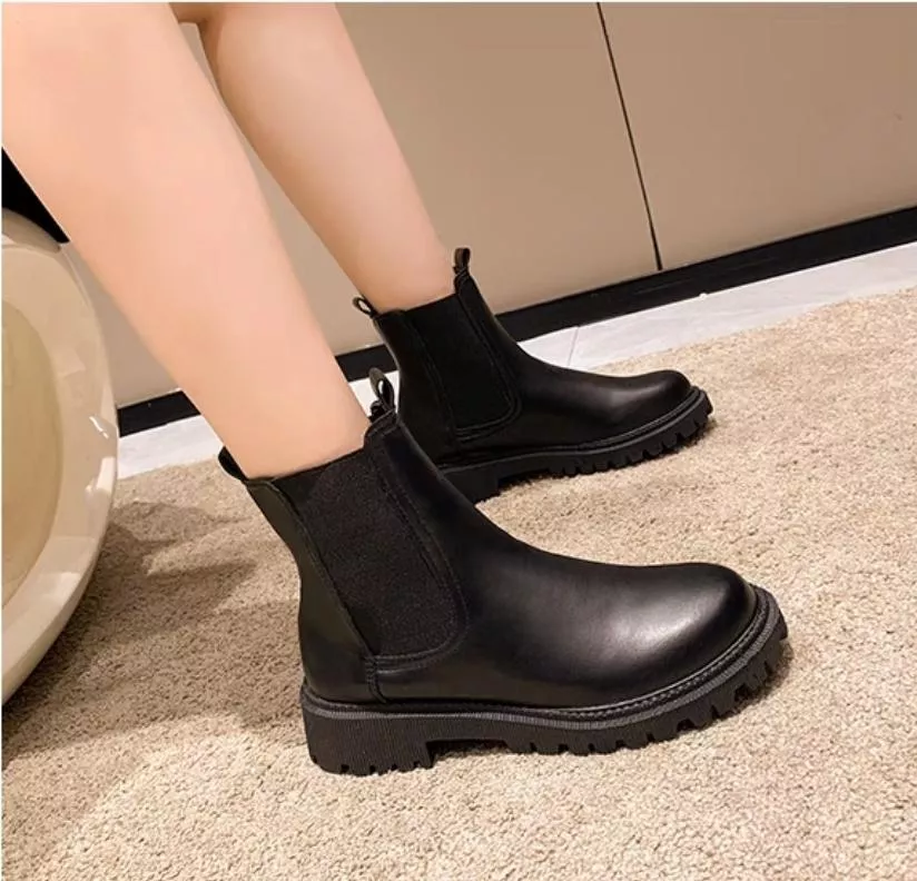 黑色短筒馬丁靴