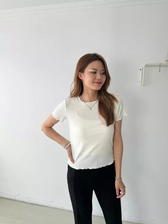 百搭捲邊坑紋上衣