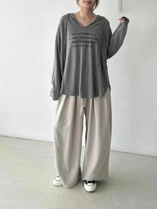 連帽V領英字上衣