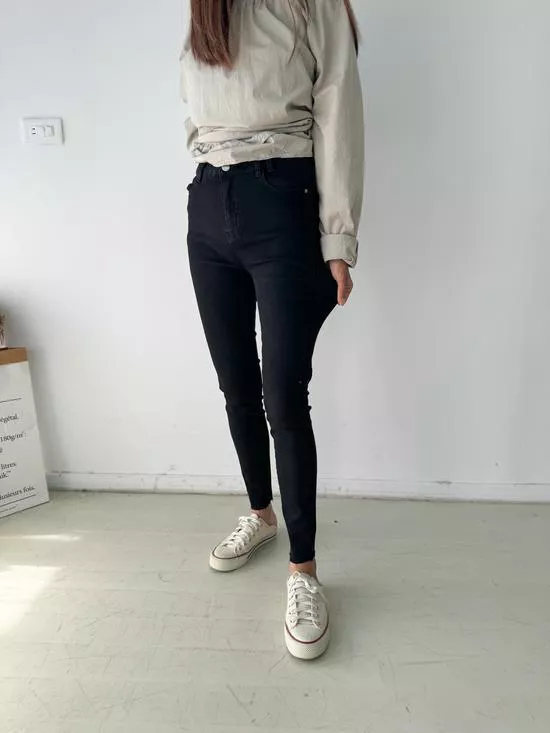 單釦窄管牛仔黑褲